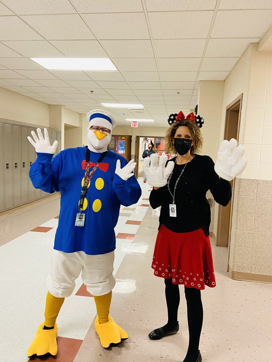 ChrisGibowicz's tweet photo. Alliance Middle School celebrates Halloween. #repthatA https://t.co/FURlEtZdqF
