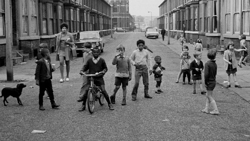 No one is born racist .Moss Side, Manchester 1972.Photo Daniel MeadowsH/T  @desdelboy