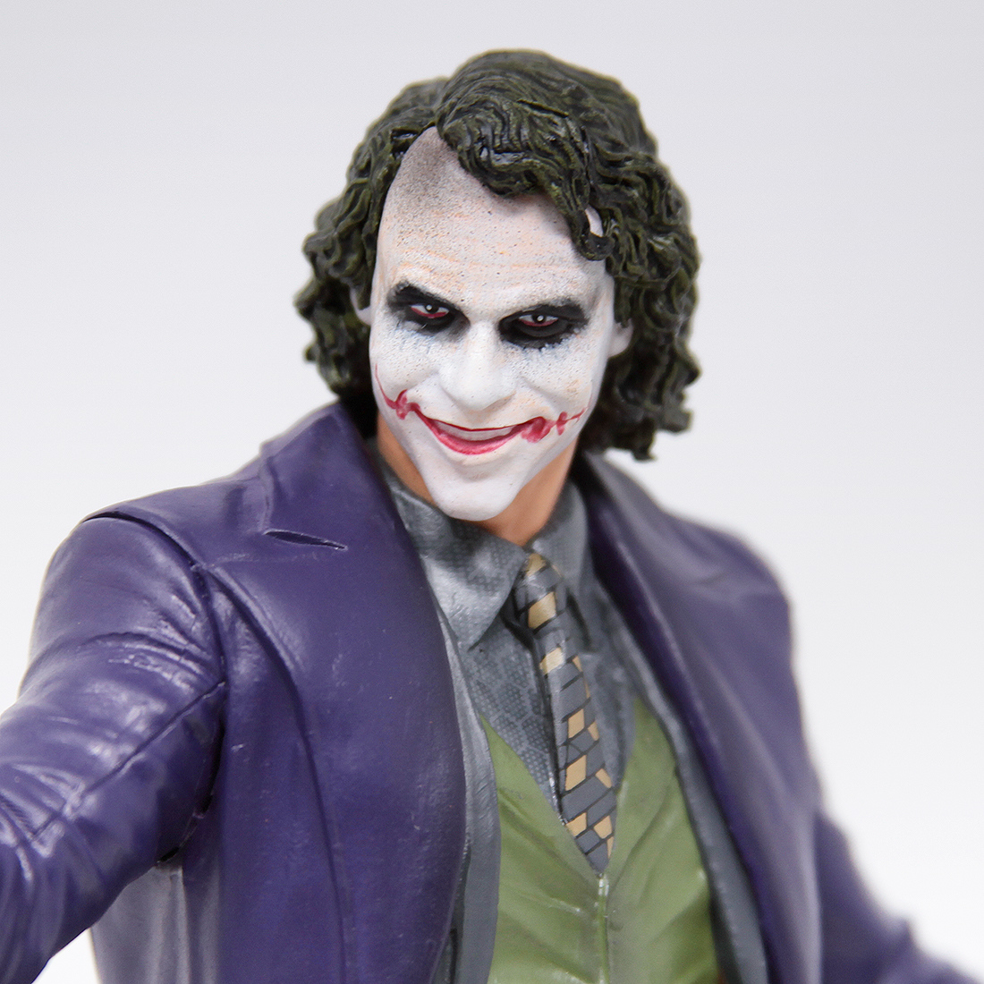 The Dark Knight DIAMOND SELECT TOYS DC Gallery The Joker PVC Figure 