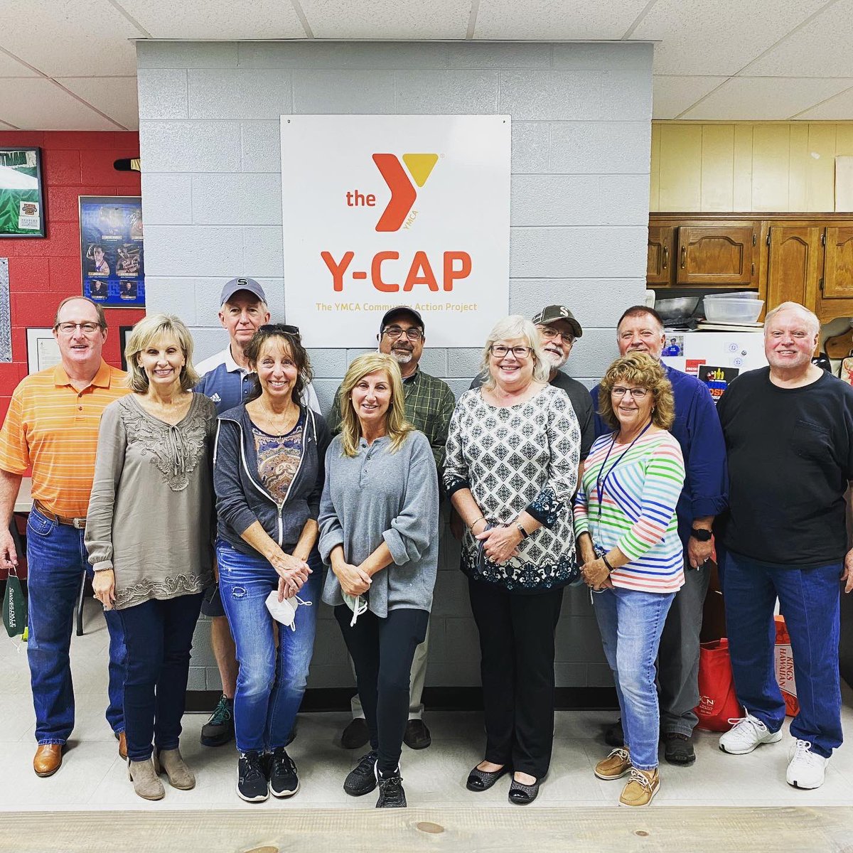 CoachAndyCSmith's tweet photo. Thankful for @silverdalebc small group led by Mark Hydas for feeding our @ChattanoogaYCAP families last night at our drive through family night #localmissions #silverdalebc #Chattanooga https://t.co/wGJPE0N8Am