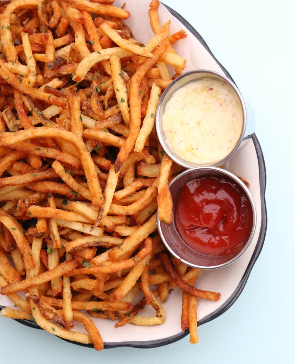Bernies_Chicago's tweet photo. STOP: HAPPY HOUR TIME 👉 Enjoy $7 Hand-Cut Fries, $5 Drafts, $7 Moscow Mules, $9 Signature Cocktails, and more from 4:30-6:30PM Monday-Friday https://t.co/tiLsIiVLq3