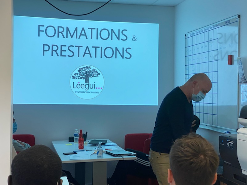 Réunion de travail avec le staff N2 au complet de Gueïda Fofana <a href="/OL/">Olympique Lyonnais</a> 
au Groupama Training Center.