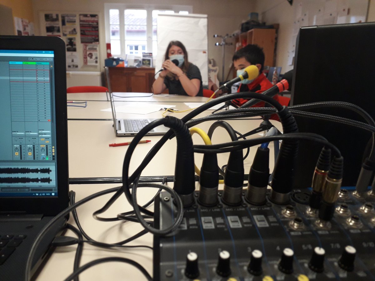 txikiprod's tweet photo. 🤩⭐️🎙 Durant toute la première semaine du #TxikiFestival, le Txiki Radio Tour s'est rendu dans plusieurs villages du pays basque afin de faire profiter à des jeunes d'une initiation au monde du journalisme et des médias et leur faire découvrir la technique radio.🎙⭐️🤩 https://t.co/TzA482lnjz