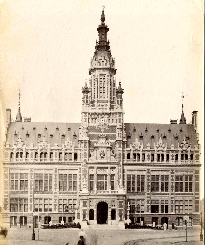 Which brings us to the centerpiece of Flemysshe Schaerbeek, the town hall. It's huge, you can probably see it from your window, wherever you're reading this. Number 2 on my list of unnecessarily large Brussels town halls ( Saint Gilles gets the prize there).