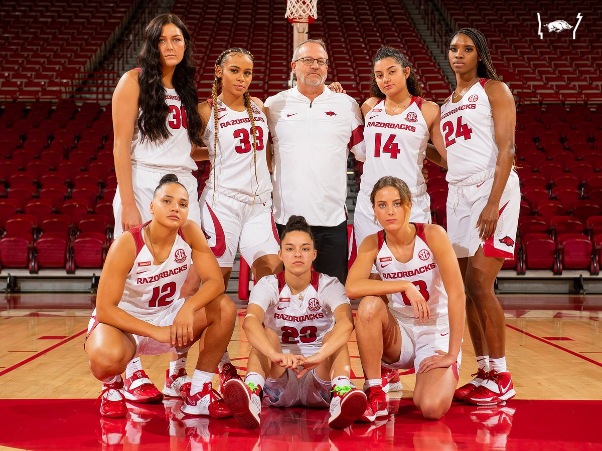 RazorbackWBB's tweet photo. Senior Class Lookin' 𝗦𝗰𝗮𝗿𝘆.

#SideBySide 🐗🏀 https://t.co/1RdDwhIEcA