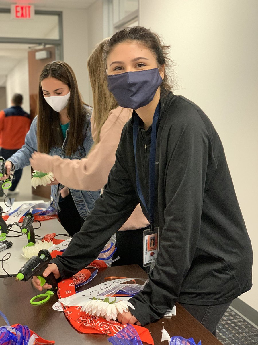 Hortonhearsit's tweet photo. Need some joy in your day? Check out the NHS officers helping to finalize the Homecoming Mums for some of our amazing Special Education students. My heart is full because their hearts are generous. @bridgelandnhs https://t.co/QRHsLkpazM