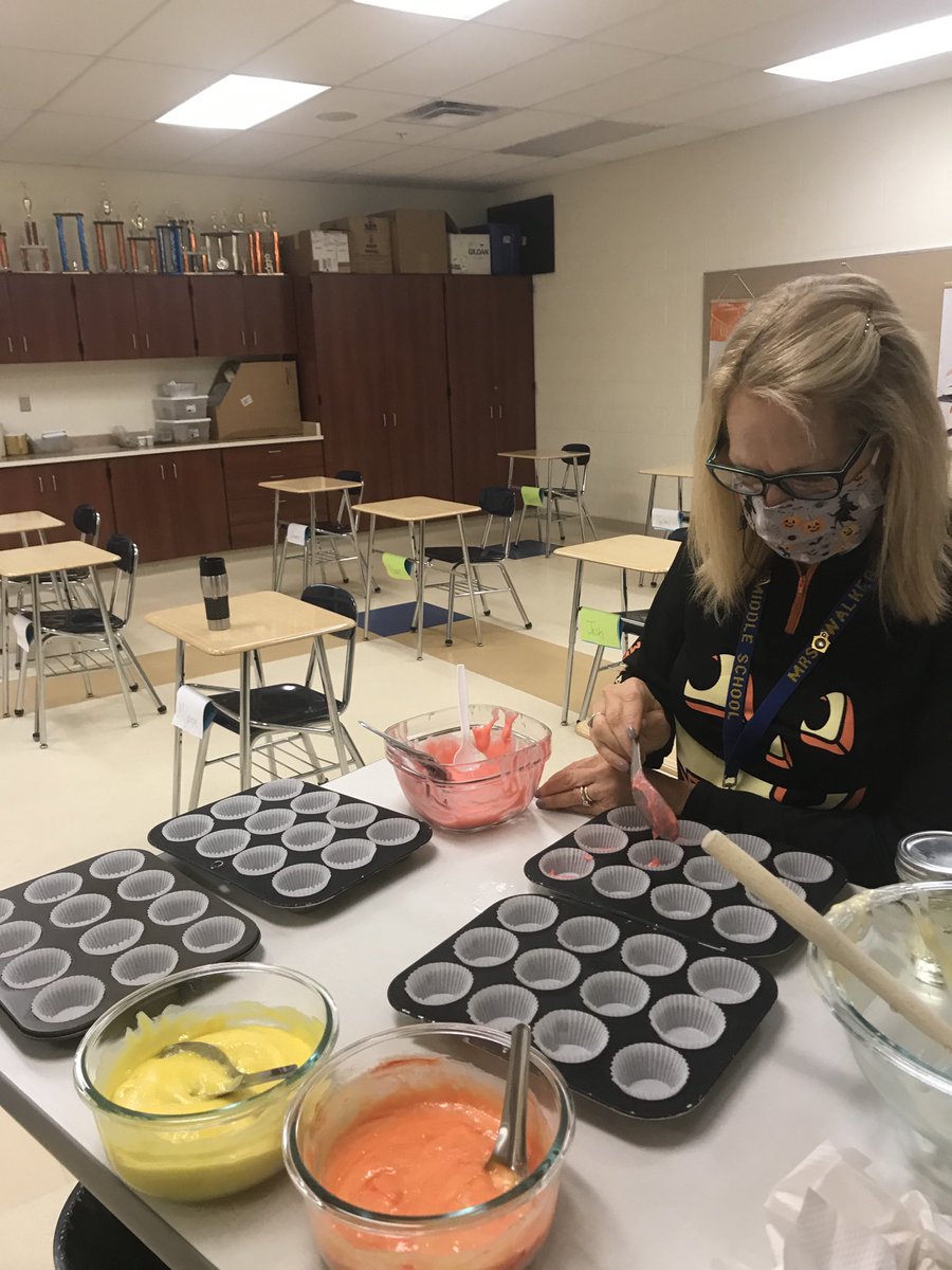 KimRauschenber1's tweet photo. We made 100 Layers-of-the-Earth cupcakes this morning!  Love working with Mrs.  Walker.  #learningissweet ⁦@TallmadgeMiddle⁩ https://t.co/ra8I8baqto