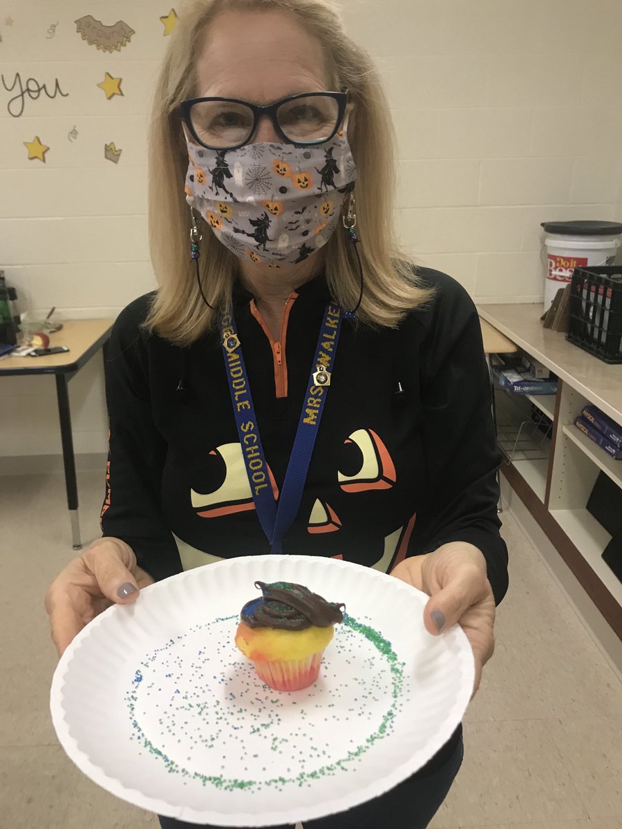 KimRauschenber1's tweet photo. We made 100 Layers-of-the-Earth cupcakes this morning!  Love working with Mrs.  Walker.  #learningissweet ⁦@TallmadgeMiddle⁩ https://t.co/ra8I8baqto