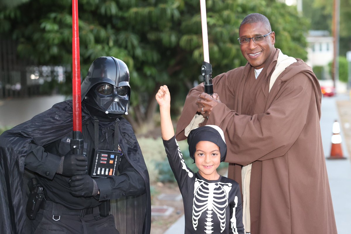 A big Thank You to our Van Nuys Community for coming out to last nights HALLOWEEN SPOOKTACULAR drive-thru. It was a fun night with a great turnout. From LAPD Van Nuys Division we want to wish everyone a safe Halloween.