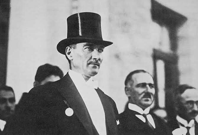 “Türkiye Cumhuriyetinin, özellikle bugünkü gençliğine ve yetişmekte olan çocuklarına hitap ediyorum: Batı senden, Türk’ten çok geriydi. Manada, fikirde, tarihte bu böyleydi. Eğer bugün batı teknikte bir üstünlük gösteriyorsa, ey Türk Çocuğu,..