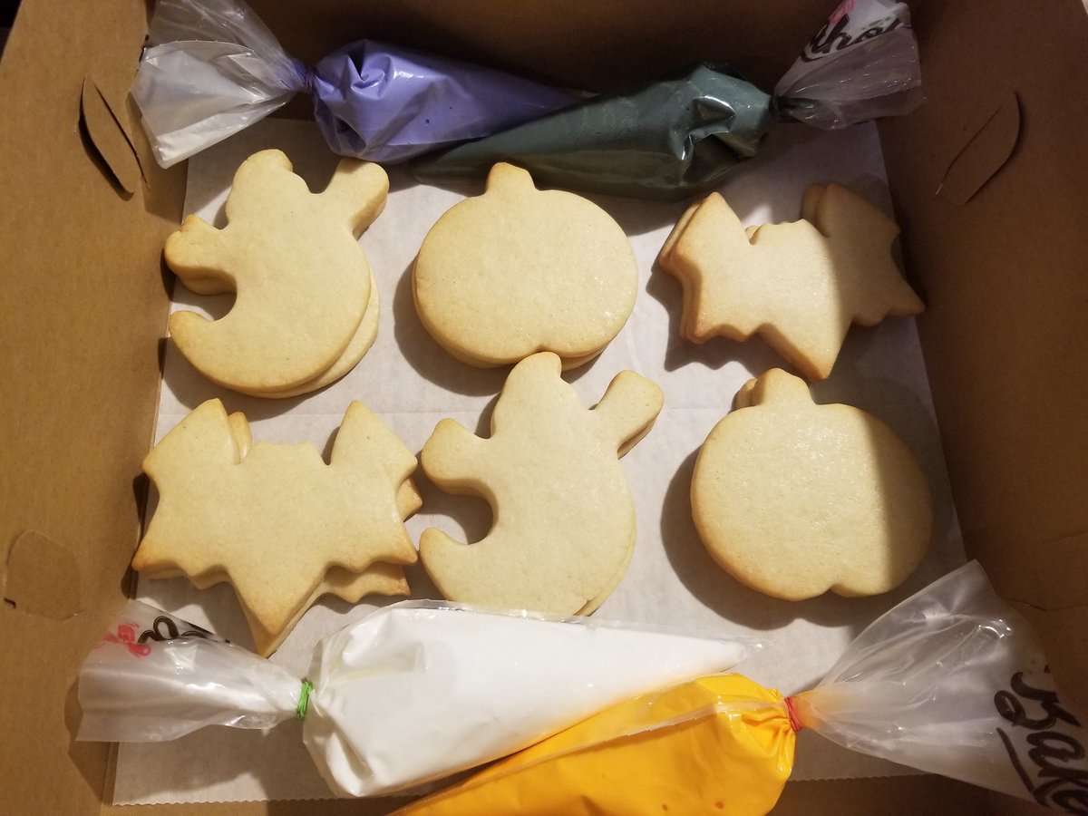 AdoroDesserts's tweet photo. DIY Halloween cookie box.
#cookies #cookie #sugarcookies #houston #homemade #houstonbased #bakery #bakerylife #SmallBusiness #supportsmallbusiness #localbusiness #houstonsmallbusiness #royalicingcookies #decoratedcookies #Halloween #diy https://t.co/QkC3XurOol