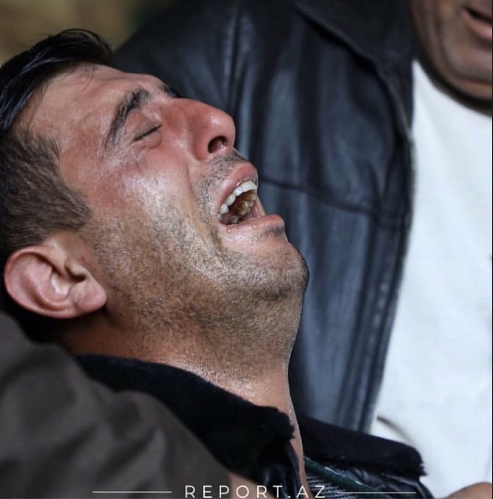 Mnarmin21's tweet photo. Bu atani gorende Basga atanin dediyi yadima dusdu: Bunu dil ile demek olmur, burda (ürekde) hiss eleyirsen💔 #StopArmenianAggression #StopArmenianTerrorism https://t.co/jEup8bSkAX