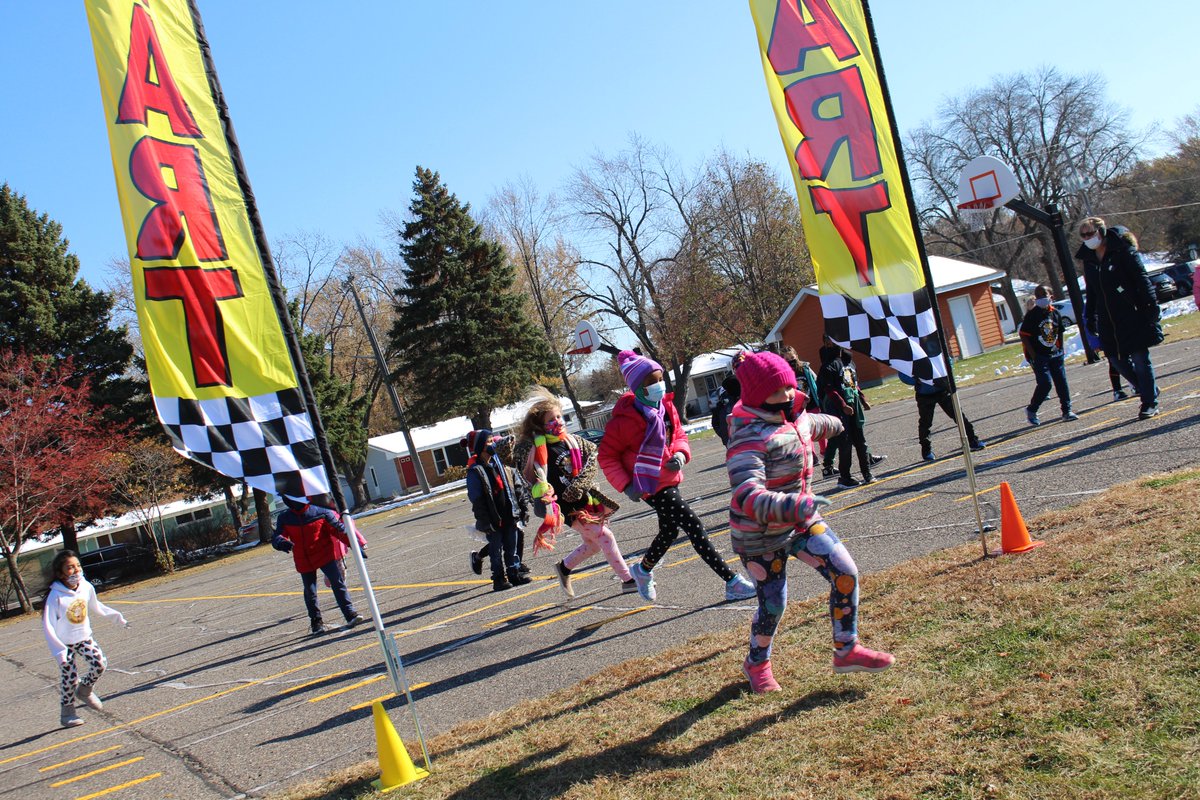 FPS_District14's tweet photo. Our Hayes Elementary School Tiger 1: Stripes students had a blast at the #FallFunRun! Principal Iverson led our students through the course which ended with a dance party with Jack the Giraffe! π΅π¦ Hula-hoop markers provided safe, distanced spaces for all students to dance! https://t.co/vQTfLZtM1u