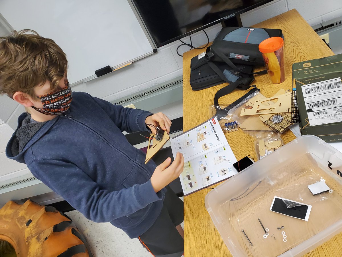 Mrs_Greening's tweet photo. Let's build something! @HanoverMiddle @HanoverPublic @kiwico_inc #STEAM7 #STEAMedu #hpsdawesome #makerspace #eureka #14to104 https://t.co/zvUBFeczSp