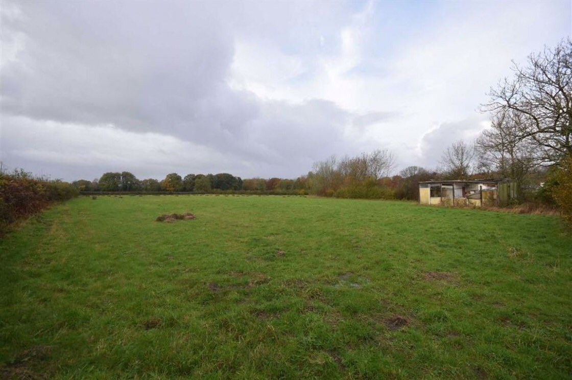 PughsAgents's tweet image. #ForSale
Ross on Wye
#Herefordshire
£40,000-£60,000
Detached Former Pavilion 41.44 sqm (446 sqft)
Approx 3.57 Acres (1.45 Ha)
Suitable for alternative uses subject to first obtaining all necessary consents
FOR SALE BY INFORMAL TENDER - TENDERS BY 12NOON FRIDAY 20TH NOVEMBER 2020