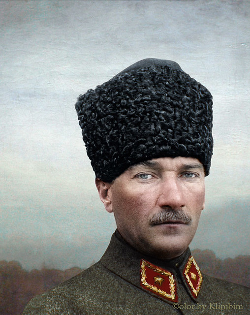 Koyduğun ilkeleri zırh gibi, silah gibi kuşanacak, gösterdiğin hedefi yegâne istikamet belleyecek ve miras bıraktığın bu kutsal emaneti ölene kadar muhafaza edeceğiz. Özlem ve minnetle.