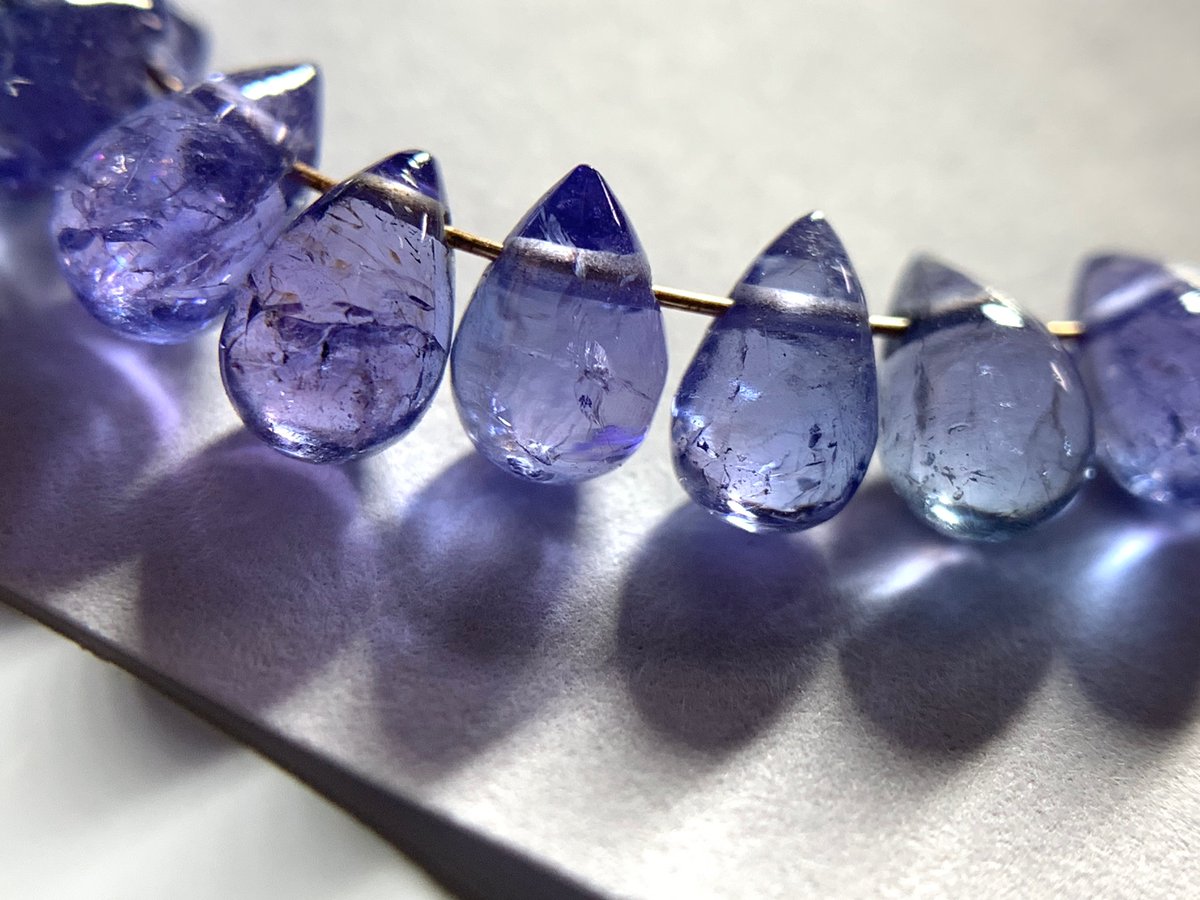Knight_of_Jewel's tweet photo. タンザナイト①
Tanzanite

宝石名。
ゾイサイト（灰簾石）の青色変種。
原石は地味な色であることが多いが、加熱加工することで美しい青紫色に変わる。
稀に、元から青紫色のものも産出する模様。

▼タンザナイトのビーズ
https://t.co/kvR14Pf9nr