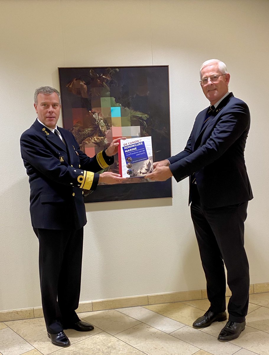 Canon van de Koninklijke marine aangeboden aan Luitenant-admiraal Rob Bauer, de CDS. Leek mij mooi cadeau voor de aankomend chairman NATO Military Committee (MC), van harte Rob!