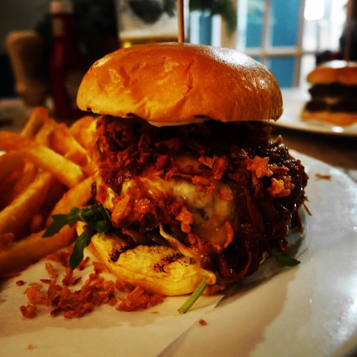 TasteLifeMag's tweet photo. 🍔🎸 Tonight we rocked up to Knebworth burger territory at the lovely Lytton Arms, for the next round of Battle of the Buns. Steph and Larry are right on song with their full stack Dirty Burger! (And yes, you get a Roll with it 🤦‍♂️)  #foodporn #burger #knebworth #foodblogger https://t.co/PizQivLasP