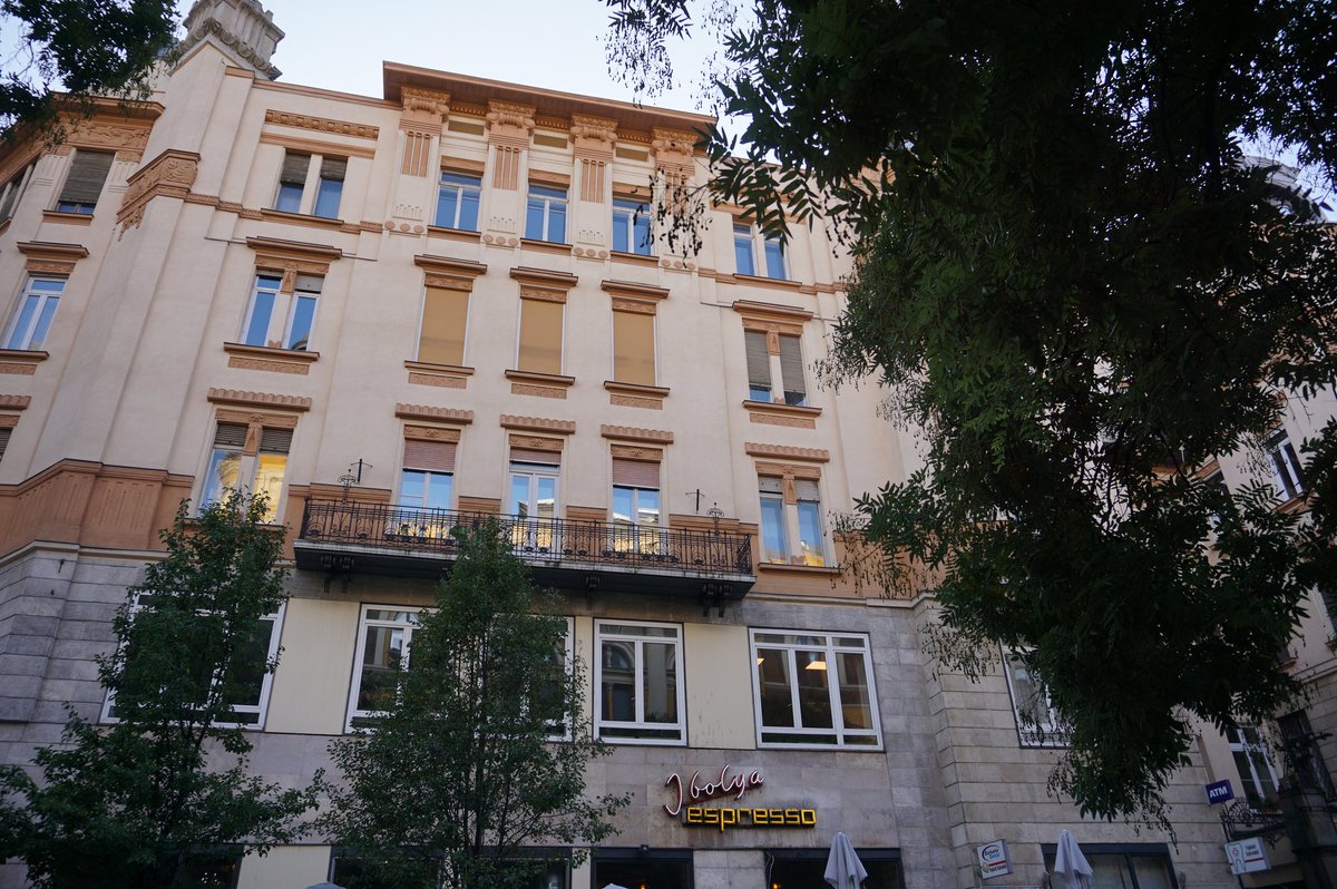 Trifalcon1's tweet photo. A house from the downtown of Budapest.

#Hungary #streetphotography https://t.co/EoiHCfW3n4