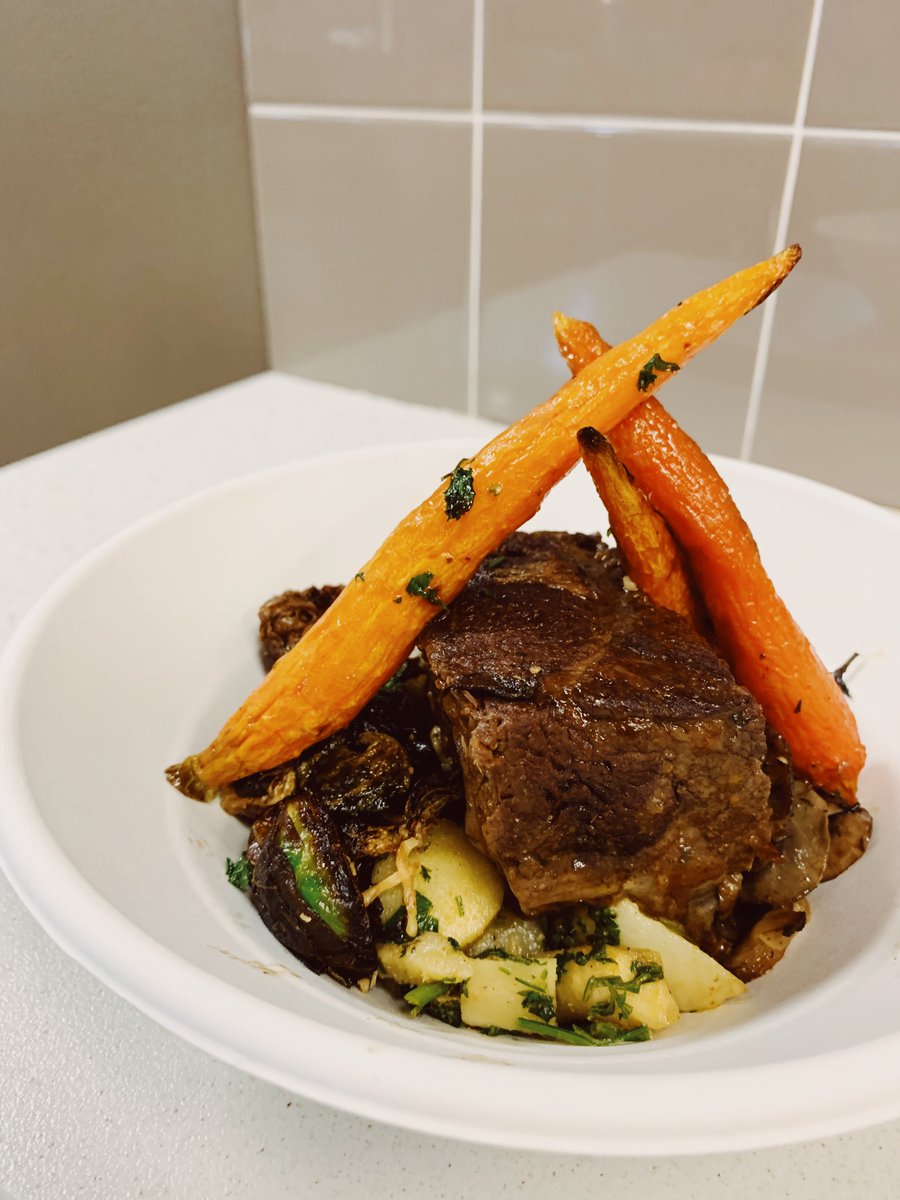 QUDining's tweet image. If you're around Café Q or York Hill tonight, stop by the carvery station for this tasty and premium braised beef short rib dinner with your choice of sides, like creamy cheese polenta, roasted Brussels sprouts, orange-roasted carrots &amp;amp; turnip, and a wild mushroom-medley. Wow!