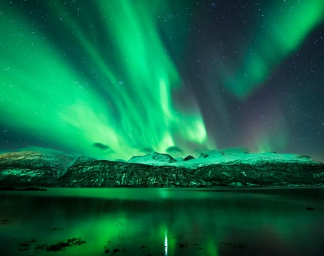 Court8518's tweet photo. Antarctica is known for the northern lights, they are beautiful, unique, and amazing! The lights that everyone wants to see in person, better than fireworks and shooting stars, the northern light are a work of God! #Travel #Adventure #Northern_Lights #Antartica https://t.co/lznwbPIpFg