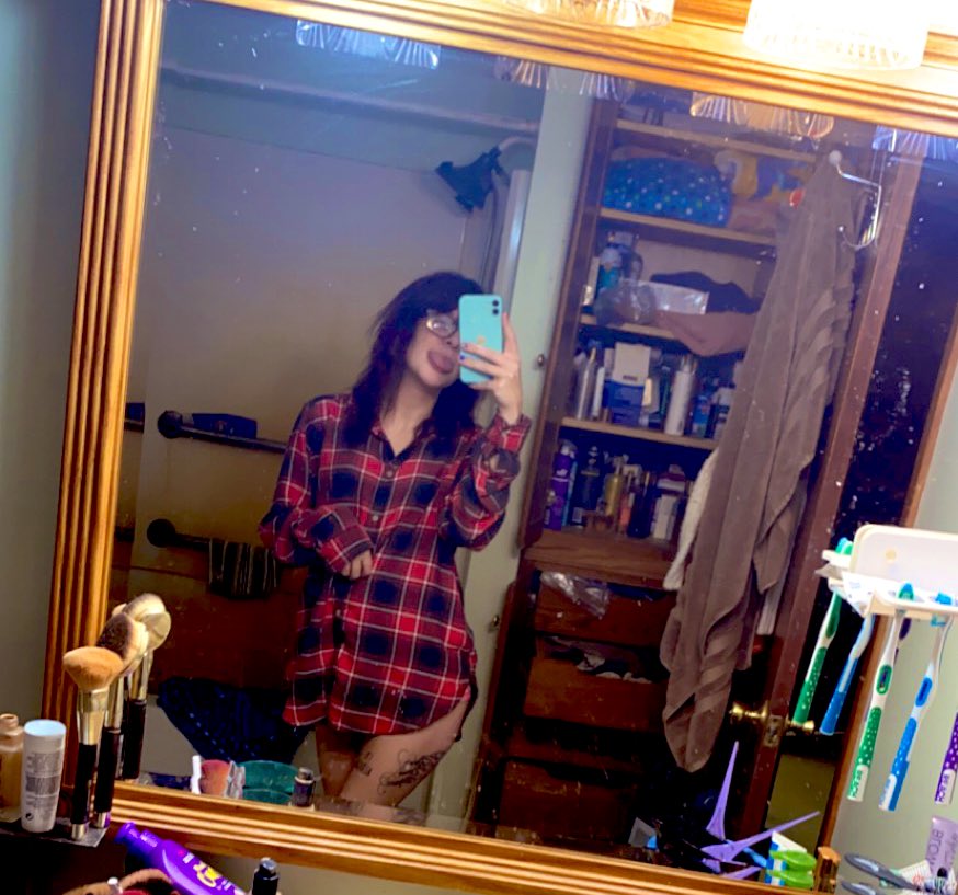 kaitearlee's tweet photo. I've been out of work for two weeks now... Who tf wants to pay my bills 😘✌️ https://t.co/d7ex8rFqWx