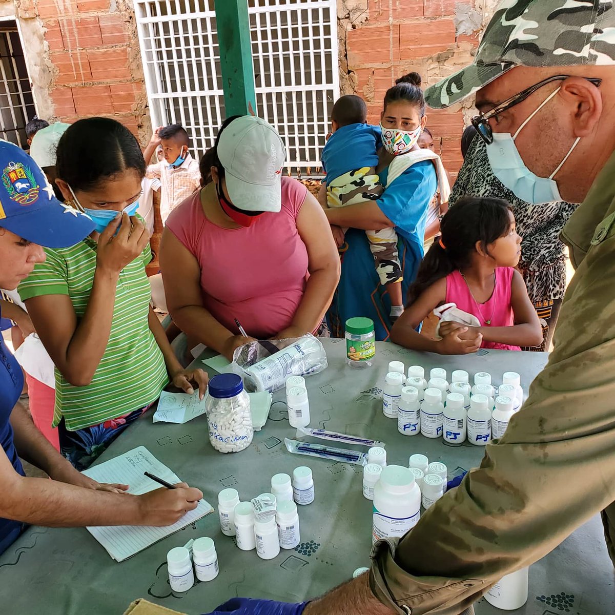 noticiacadadia's tweet photo. En #maracaiboOeste barrio Leslay en Antonio Borjas Romero #arepazoSolidario #casaSolidaria medicinas y balones construimos caminos de esperanza @josebermudezpj @AvilioTroconiz @RafaelRamirezC @sarafernandezpj @PJZulia_ @Pr1meroJusticia @PJZulia_ @AsiEsNoticiasVe https://t.co/zRUoeYXhX3
