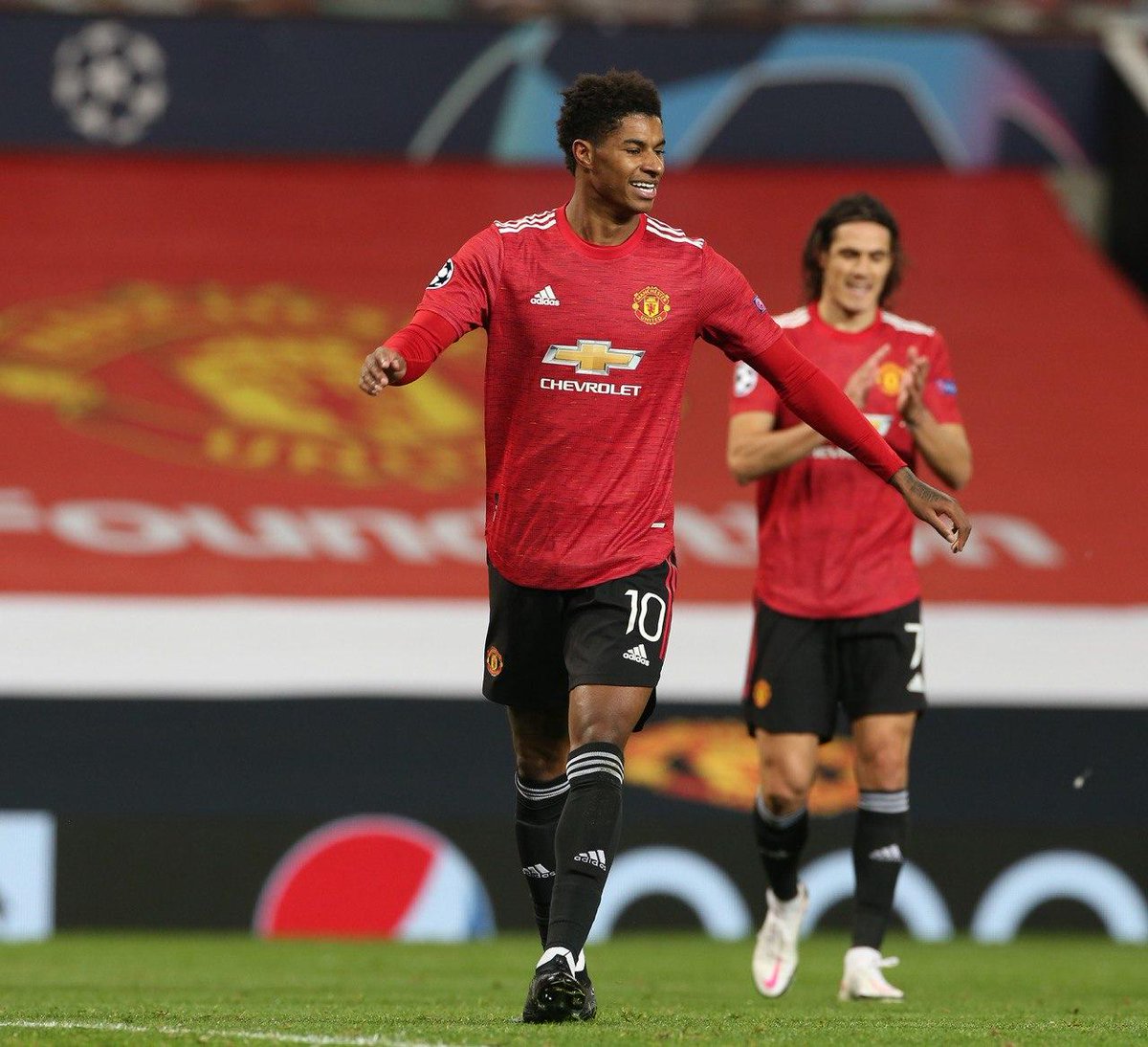 ManUtd's tweet photo. 👏 @ECavaniOfficial's reaction = every single one of us.

#MUFC #UCL https://t.co/J7JBIbfRfI