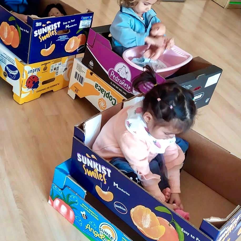 ColegioAmoros's tweet photo. Imitan el mundo que ven y nosotros podemos observar en ello los aprendizajes que están realizando y acompañarles en ello.
#EscuelaInfantilAmorós
#UnaCajaUnMundo
#NosTocaLaVida
#MaterialNoEstructurado https://t.co/JVjjrrQegO