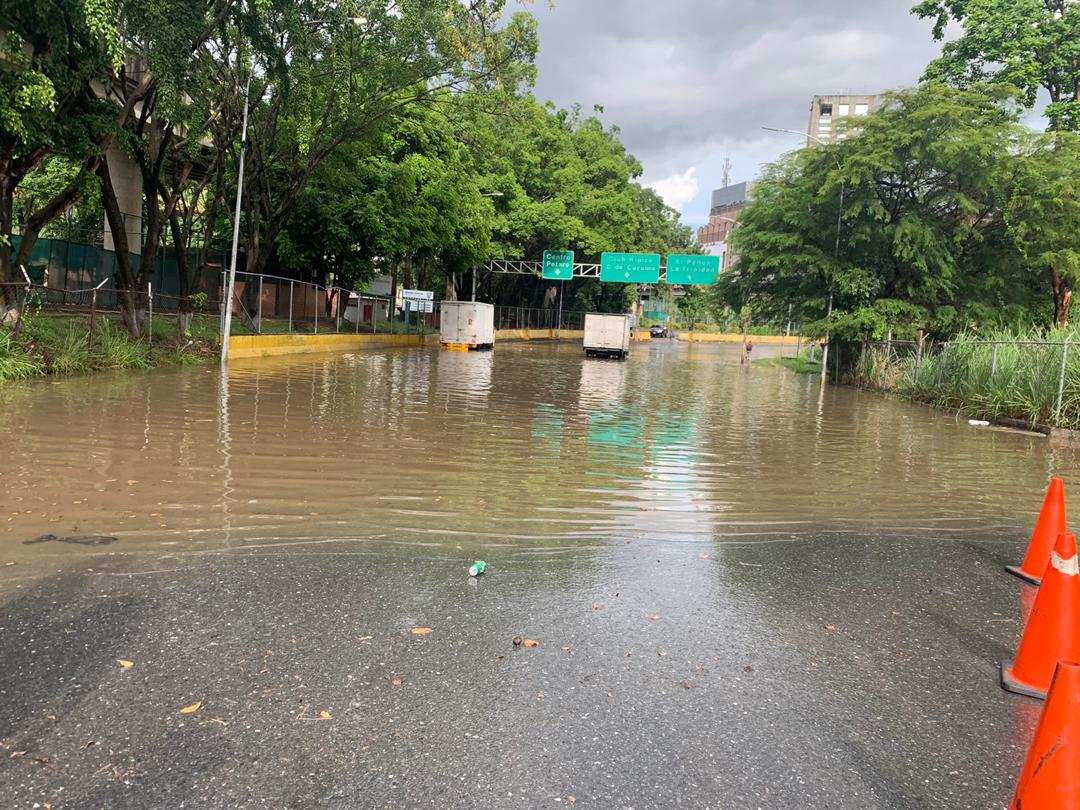 #28Oct⛑ Debido a las fuertes lluvias de esta tarde, se presentó una gran inundación en la Redoma de Prados del Este.

Gracias a que nuestro equipo se movilizó hasta el lugar para realizar las labores necesarias, a esta hora se encuentra totalmente restituido el paso por esta vía