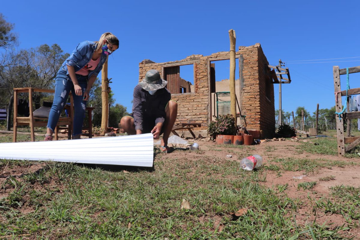 Patty_Corvalan's tweet photo. 💪🇵🇾 Estamos entregando chapas, a las familias de la Col. Fulgencio Yegros, cuyas casas fueron afectadas por el temporal de esta semana. Muchas gracias al Ministro de la @senparaguay Joaquín Roa y al Diputado @samaniego_py por ayudar a #Quyquyhó siempre! #Gobierno #DeLaGente https://t.co/izyFK2Wj6v