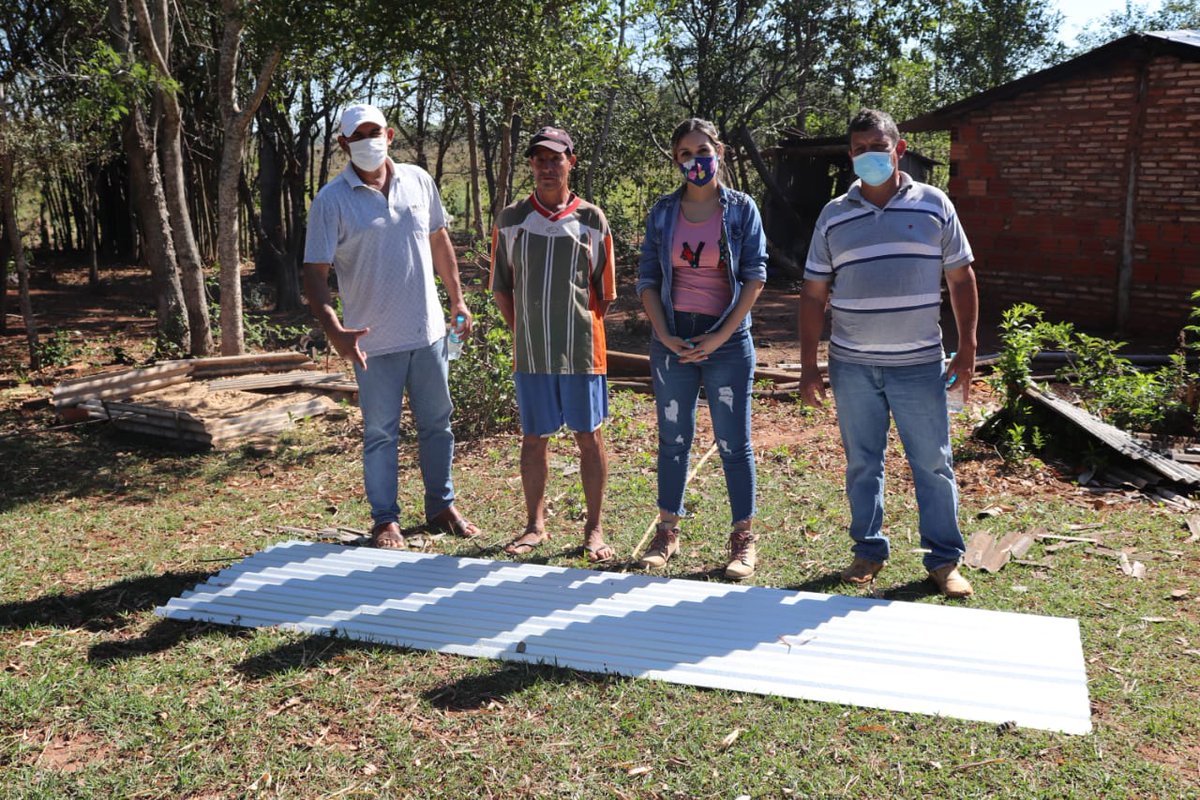Patty_Corvalan's tweet photo. 💪🇵🇾 Estamos entregando chapas, a las familias de la Col. Fulgencio Yegros, cuyas casas fueron afectadas por el temporal de esta semana. Muchas gracias al Ministro de la @senparaguay Joaquín Roa y al Diputado @samaniego_py por ayudar a #Quyquyhó siempre! #Gobierno #DeLaGente https://t.co/izyFK2Wj6v