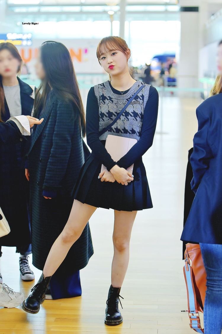 KI55LATER's tweet image. chuu at the airport???? i wonder where she’s going to *TRAVEL*🤔🤔🤔
#orbitober2020 #Orbitober #loonafanart #LOONA #Chuu