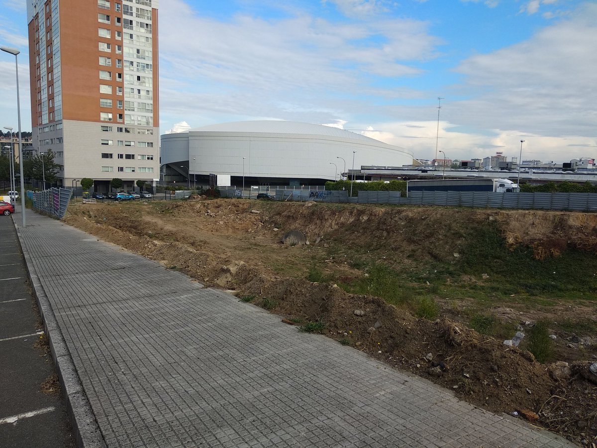 Pincho4724's tweet photo. Porfavor @inesreygarcia a que espera el @ConcelloCoruna para reponer el cerramiento de esta parcela en Someso?. @silcerino https://t.co/tgLEZ5bi1g