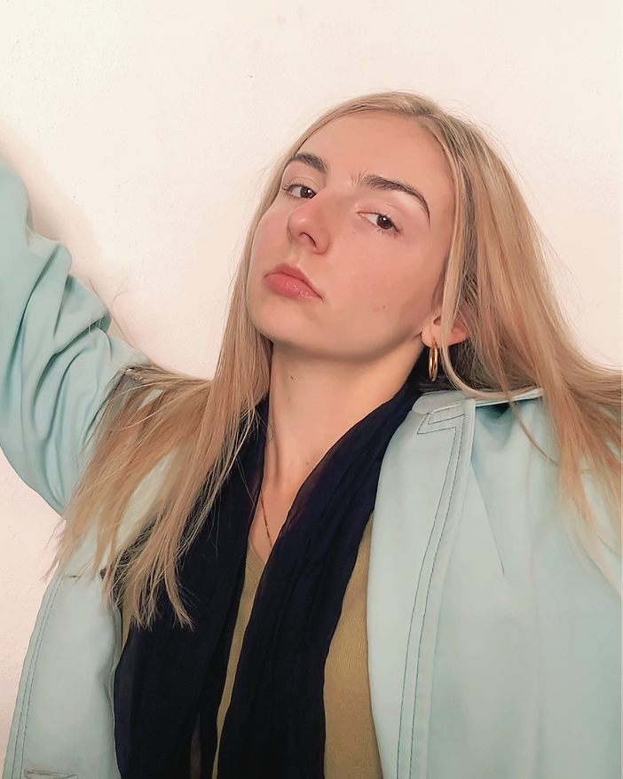 jennastoya's tweet photo. am beige https://t.co/2jT4IfWqfe