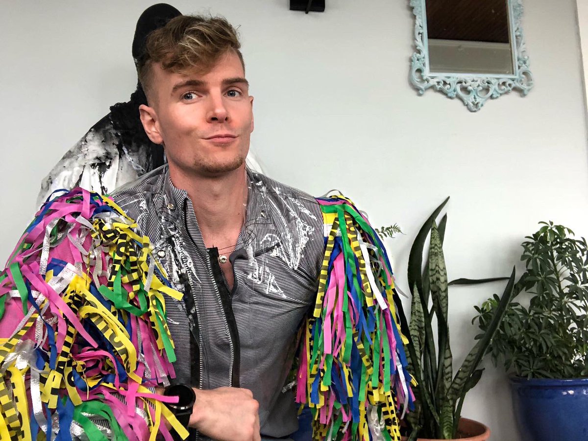 BillyHolt_'s tweet photo. Y’all A Costume Store Threw Away This Brand New #harleyquinn jacket from the #birdsofprey movie and can we just talk about what a complete mood this is 💁🏼‍♂️. #dumpsterdivingfind #dumpsterdiving #score https://t.co/ul6faduwkM
