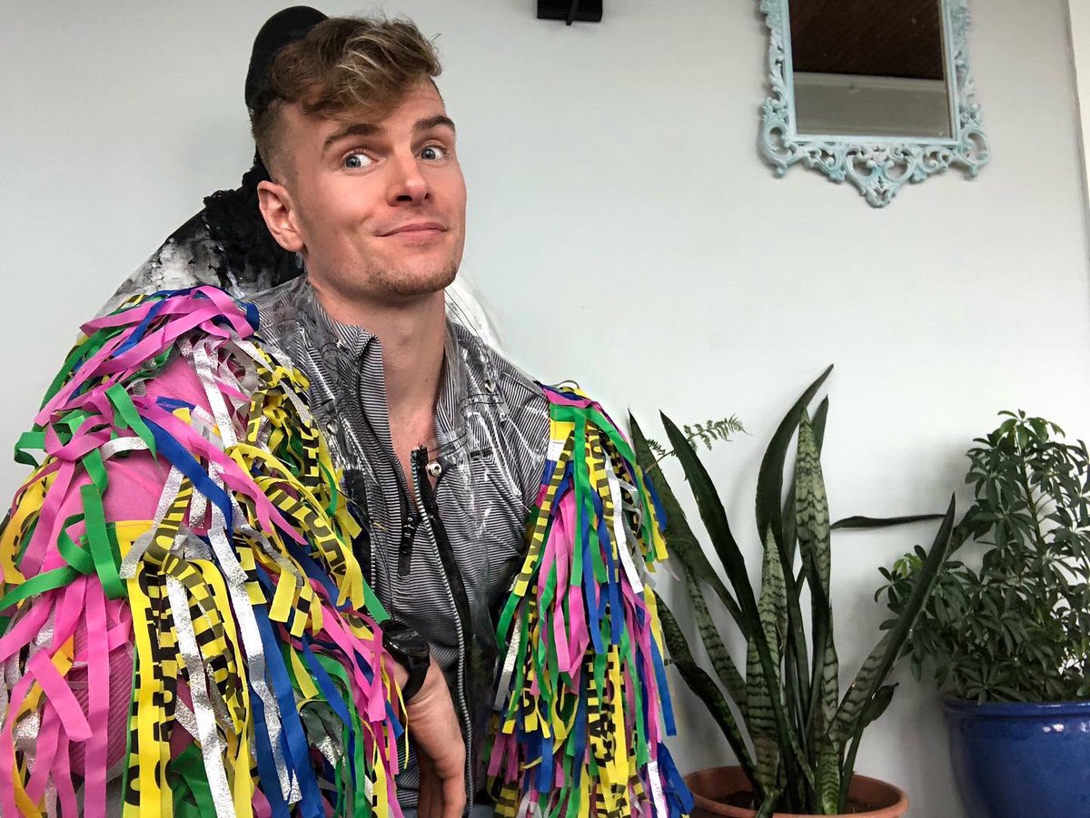 BillyHolt_'s tweet photo. Y’all A Costume Store Threw Away This Brand New #harleyquinn jacket from the #birdsofprey movie and can we just talk about what a complete mood this is 💁🏼‍♂️. #dumpsterdivingfind #dumpsterdiving #score https://t.co/ul6faduwkM