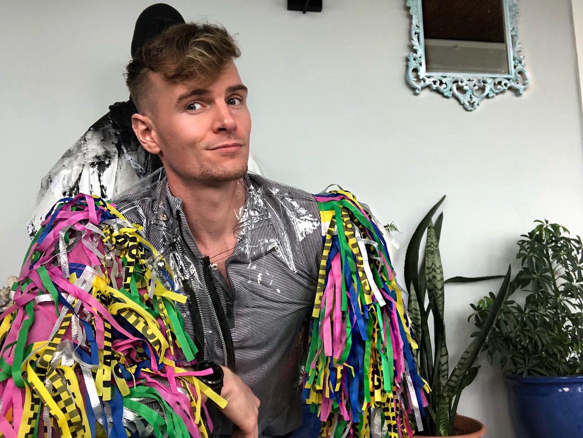 BillyHolt_'s tweet photo. Y’all A Costume Store Threw Away This Brand New #harleyquinn jacket from the #birdsofprey movie and can we just talk about what a complete mood this is 💁🏼‍♂️. #dumpsterdivingfind #dumpsterdiving #score https://t.co/ul6faduwkM