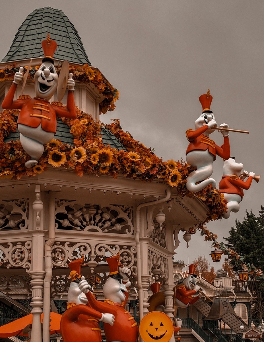 flo_pitch's tweet photo. Un soupçon de magie ✨🎃
#disneylandparis #DisneyHalloween https://t.co/na89nO78NE