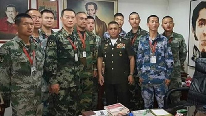 ProtestaMilitar's tweet photo. #LAPROTESTAMILITAR/@ProtestaMilitar
Un oficial venezolano advirtió que el Consejo Militar anunciado por #Maduro encenderá las alarmas del continente. Por: @SebastianaB @costadelsol931
FOTO: #Militares #chinos en la #ESCOE de #Venezuela en Julio 2019.
https://t.co/oPfY7oo2HQ https://t.co/lO7fKmt7b9