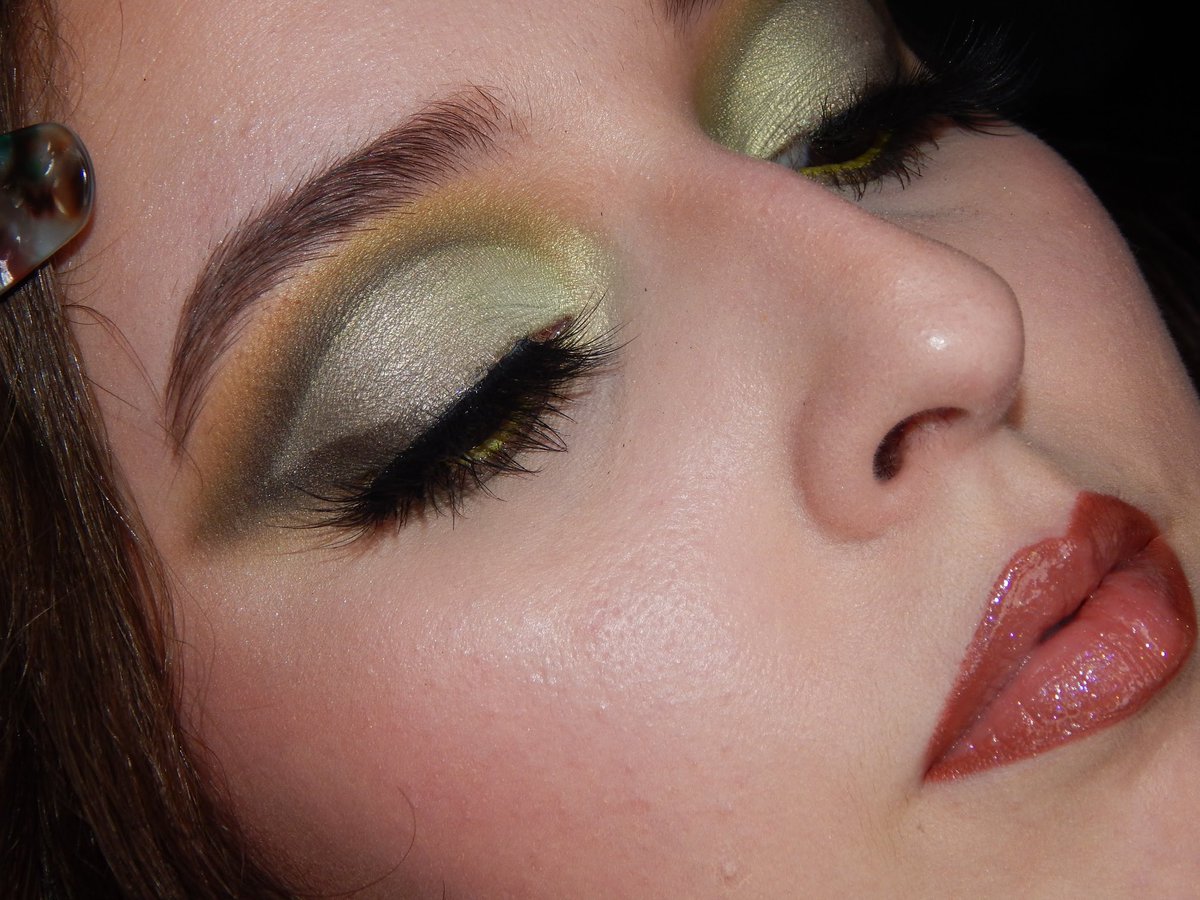CandiceCottrell's tweet photo. A little green to enhance to fall mood! 

@OFRACosmetics Empowered Signature palette 
@CatriceSA Insta Bae palette
@lagirlusa Pastel Dream Liner in Magic Mint 
@BenefitBeauty Precisely My Brow &amp; Gimme brow both 4.5
@BECCAcosmetics Lipstick love
@LAColorsusa holo lip gloss https://t.co/0dVF2Sxt8U