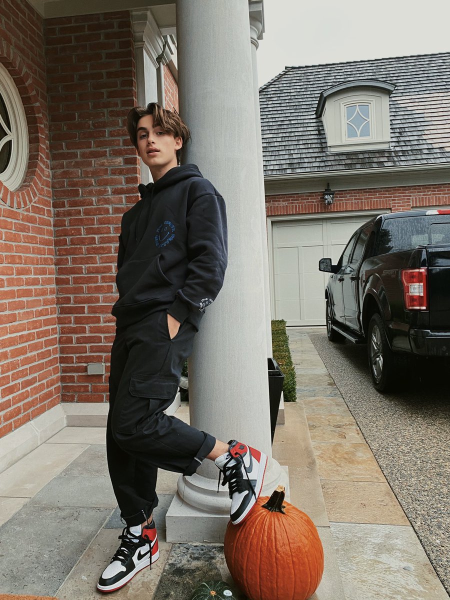 johnnyorlando's tweet photo. who wants #INRO merch? 👀 https://t.co/yiQp1mToh1