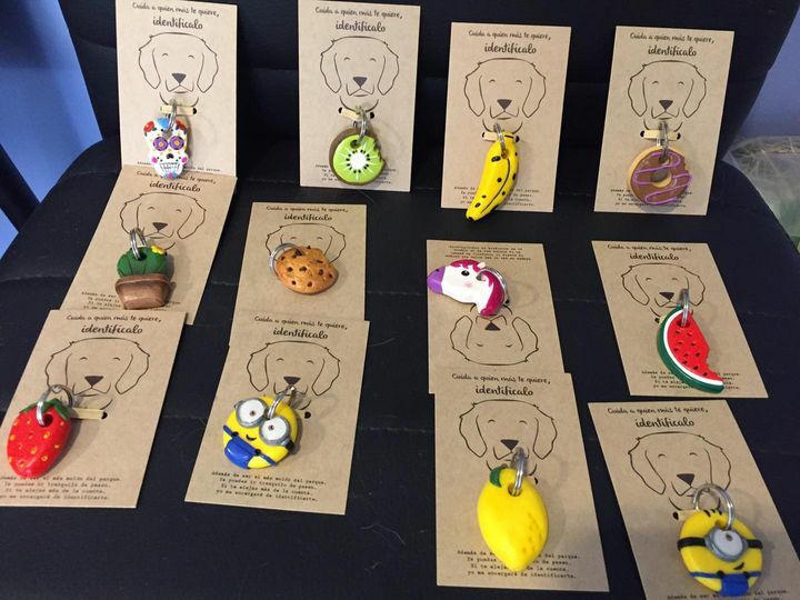 ¡Hola! Una novedad que hemos traído. 
Chapitas identificativas originales y distintas a las habituales. Realizadas completamente a mano.☺️

¿Cual te gusta? Si te animas ven a por ella por que hay poquitas unidades. 🐶