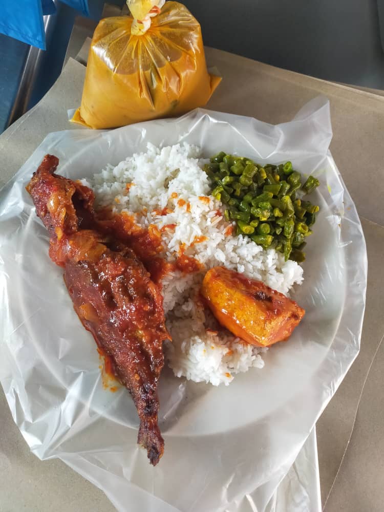 BooSoonYew67's tweet photo. #MisiBekalPenjara 11b - lunch .. untuk anggota road block EMCO di kawasan #PenjaraPulauPinang .. TKasih #OldFrees #kita8486 👍🏻👍🏻🌺🇲🇾 https://t.co/Oi0vHAknt4