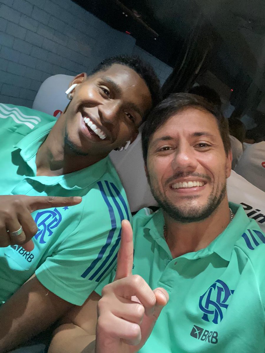 diegoalvesgol's tweet photo. Parabéns pelo primeiro pênalti defendido no profissional. O primeiro de muitos!  #vamosflamengo @Hugo99_ https://t.co/Apyi6vW6CJ