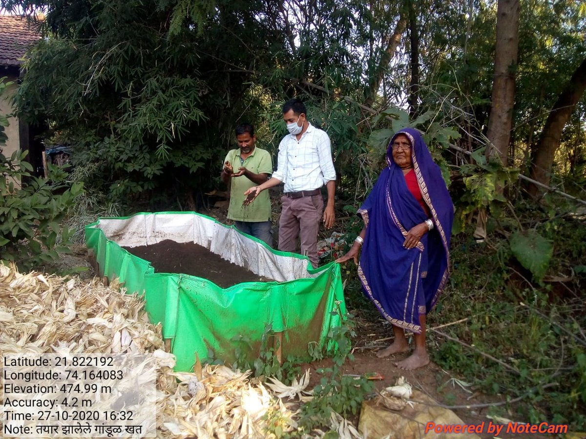 Chandra83002925's tweet photo. In Nandurbar District Self Help group Members giving training to farmer using wermicompost furtiliser in Famr.
@PMOIndia 
@Devendra_Office
#AtmaNirbharBharat https://t.co/UBtbXKxoTD