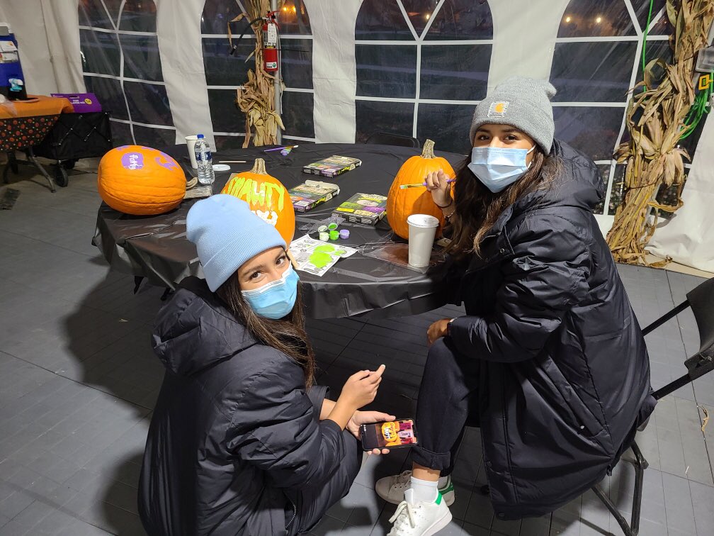 HolyCrossND's tweet photo. Students are taking a little break from studying for Fall Fest 2020!
#fallfest2020
#maskupsaints https://t.co/SFNDV22qsu