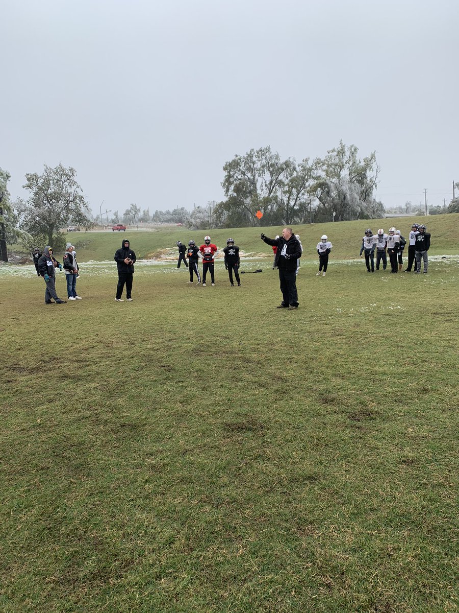 RushSpringsFB's tweet photo. Cold Blooded 🥶🏴☠️💯💪🏻🍽 #playoffweather #BeatECP https://t.co/kIUIXuJCQO