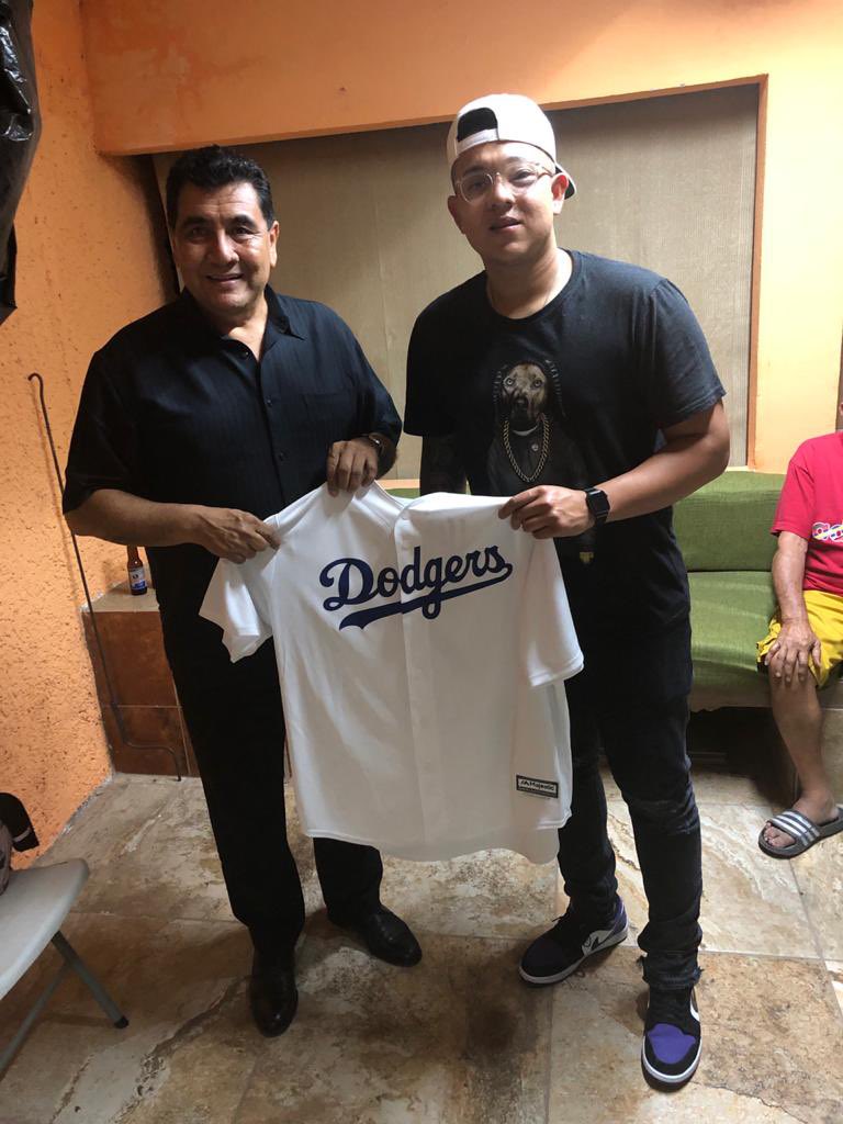 noe_rodriguez30's tweet photo. A Julio Urías lo conocí hace un año en el Rancho La Higuerita en Culiacán. Gran jugador y ser humano. Factor para que Dodgers ganara la Serie Mundial. Gracias Prof Hector Urías por permitirme conocerlo , gracias Julio porque eres orgullosamente EMBAJADOR DEL #SNTE Sección 27. https://t.co/OiBgPNuiuW